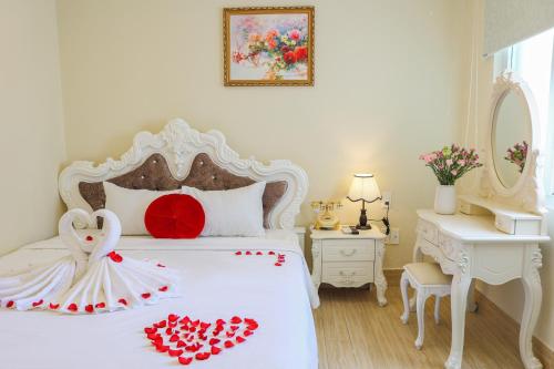 A bed or beds in a room at Happy Star Hotel Nha Trang