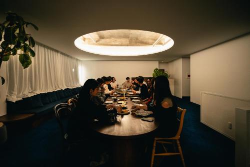 un groupe de personnes assises à une table dans un restaurant dans l'établissement koti hakone（コティ箱根）, à Hakone