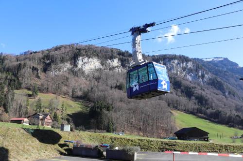 Una gondola sta volando sopra una montagna di Pilgerhaus Maria-Rickenbach - Anreise nur via Luftseilbahn möglich a Dallenwil