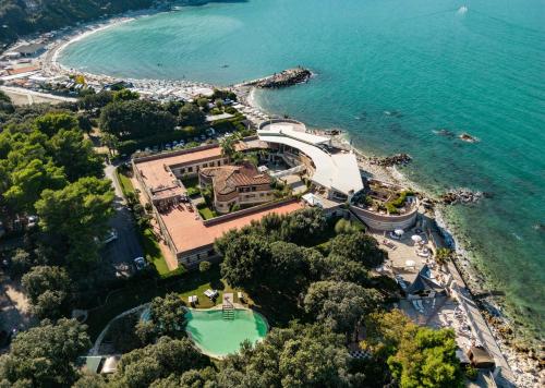 una vista aérea de un complejo junto al océano en Fortino Napoleonico en Ancona