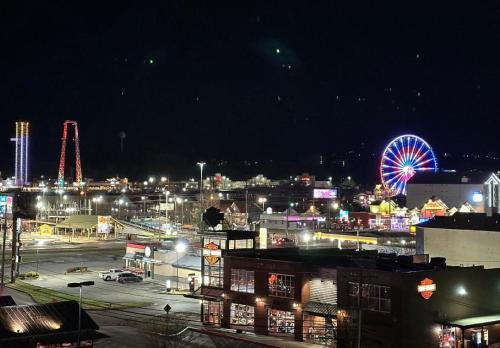 En generell vy över Pigeon Forge eller utsikten över staden från värdshuset