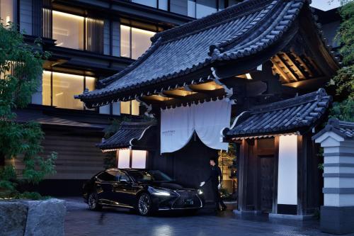 une voiture noire garée devant un bâtiment dans l'établissement HOTEL THE MITSUI KYOTO, a Luxury Collection Hotel & Spa, à Kyoto