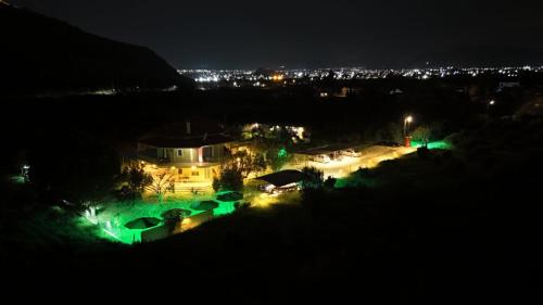 vistas a un edificio con luces verdes por la noche en Ktima Anastasia, en Nauplia