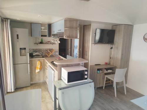 Кухня или кухненски бокс в Mobil home 6 à 8 personnes Camping Les Cigales Le Muy