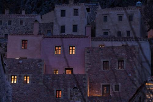 stary budynek z oświetleniem w nocy w obiekcie House in the Castle w mieście Monemwasia