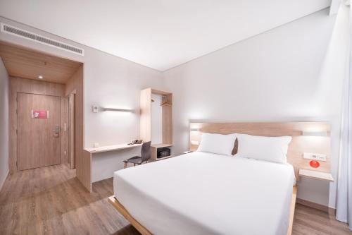 Una cama o camas en una habitación de Moov Hotel Oeiras