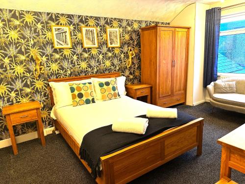 una camera con un letto e una sedia di The Golden Fleece Inn a Porthmadog