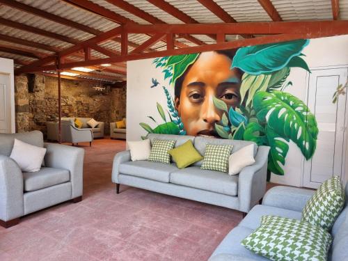 A seating area at Central Hostel San Sebastian