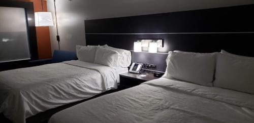 Cama ou camas em um quarto em Holiday Inn Express & Suites - Bensenville - O'Hare, an IHG Hotel