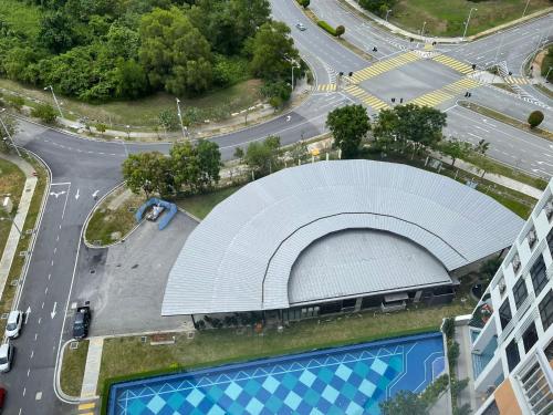 un edificio con techo blanco junto a una calle en Non Smoking Theda Antara Putrajaya with Wifi and Netflix, en Putrajaya