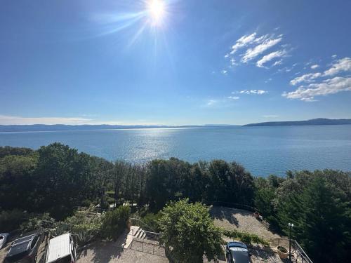 - une vue sur une grande étendue d'eau dans l'établissement APARTMANI KRAJ, à Mošćenička Draga