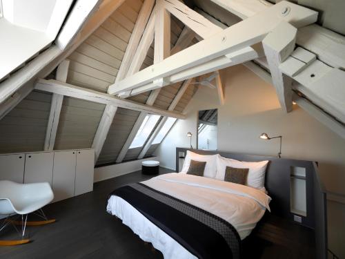 1 dormitorio con 1 cama grande en un loft en L'Eau Forte - maison d'hôtes, en Saint-Blaise