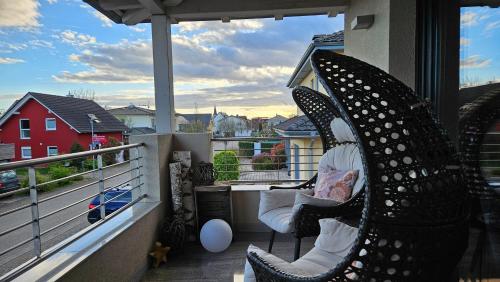 a balcony with chairs and a view of a city at Gästehaus Ferienwohnung Abendstern in Rust