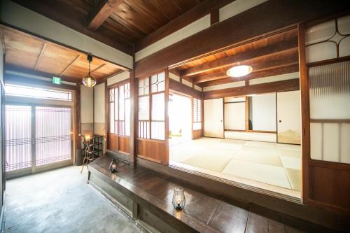 桑名市にあるKominka Besso - Vacation STAY 15819の窓付きの広い部屋が備わる空の部屋