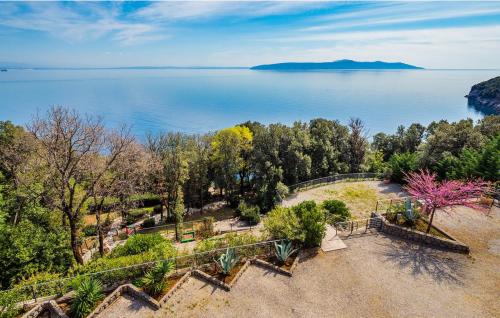 - une vue aérienne sur un parc à côté de l'eau dans l'établissement APARTMANI KRAJ, à Mošćenička Draga