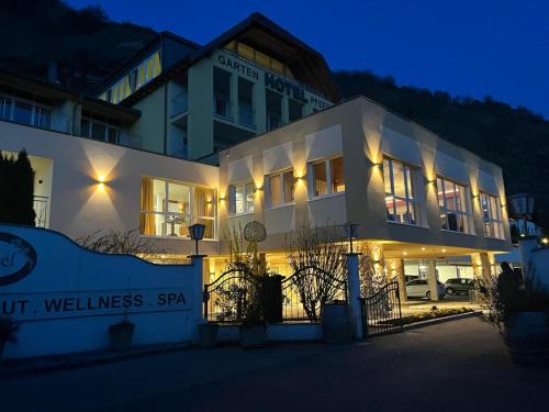 un bâtiment avec des lumières devant lui la nuit dans l'établissement Gartenhotel & Weingut Pfeffel Dürnstein, à Dürnstein