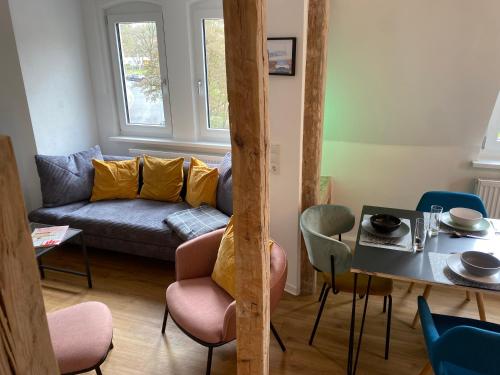 uma sala de estar com um sofá e uma mesa em Stilvolles Appartement im Herzen Bambergs em Bamberg