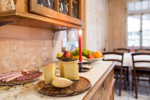 eine Küche mit einer Arbeitsplatte mit Käse und Kerzen in der Unterkunft Hotel Waldrand in Kiental