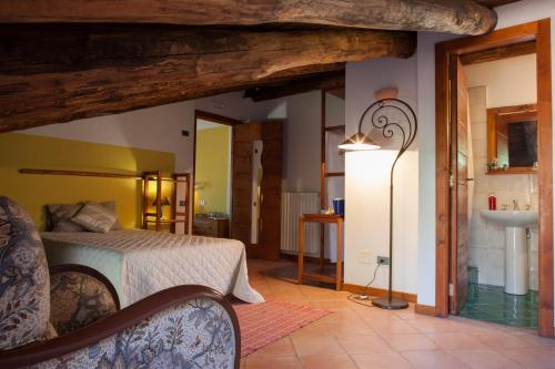 een slaapkamer met een bed en een wastafel in een kamer bij Agriturismo La Vecchia Quercia in San Cipriano Picentino