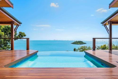 una piscina a sfioro sul ponte di una casa di Amazing Whitsunday Views at High Tide a Cannonvale