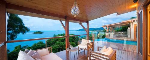 una casa con balcone affacciato sull'oceano di Amazing Whitsunday Views at High Tide a Cannonvale