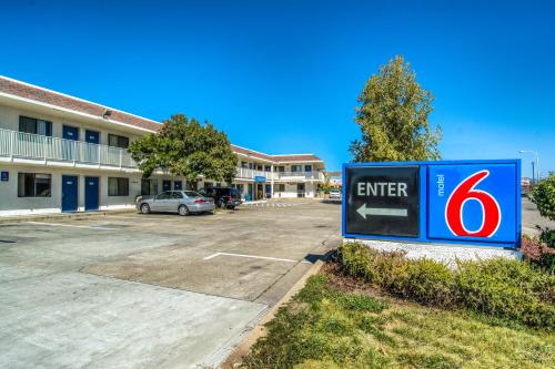 Certifikat, nagrada, znak ali drug dokument, ki je prikazan v nastanitvi Motel 6-Redding, CA - North