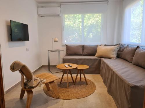 sala de estar con sofá y mesa en Be mas apartamentos boutique Villa Gral Belgrano, en Villa General Belgrano