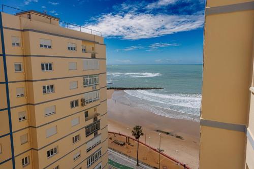 Uma vista do mar tirada do apartamento