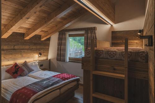 1 Schlafzimmer mit 2 Etagenbetten und einem Fenster in der Unterkunft Rifugio Lago Malghette in Madonna di Campiglio