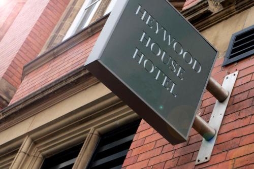 un cartello per una casa Hollywood di fronte a un edificio di Heywood House Hotel, BW Signature Collection a Liverpool