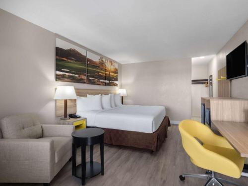 เตียงในห้องที่ Days Inn by Wyndham Las Vegas Airport Near the Strip