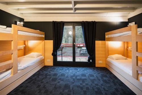 Cette chambre comprend 2 lits superposés et une fenêtre. dans l'établissement Hotel Aquatel, à Dinant