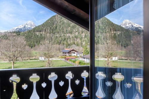 ventana con vistas a las montañas en Ferienwohnung Lisa Suitner, en Mittenwald