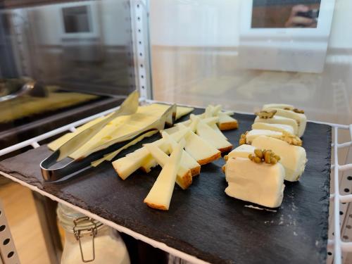 un montón de queso en una tabla de cortar en Casaldo's rooms, en Florencia