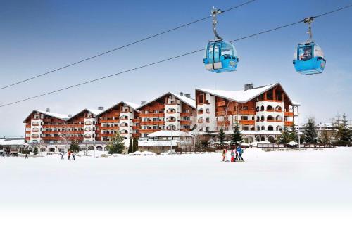 ein Skigebiet mit Skilift im Schnee in der Unterkunft Kempinski Hotel Grand Arena Bansko in Bansko