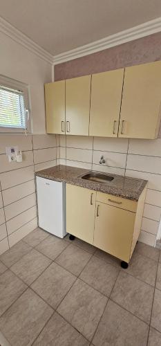 una cucina vuota con lavandino e bancone di Apartmani Roki a Tuzla