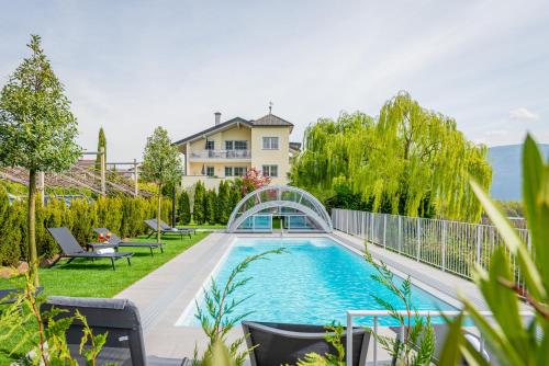 The swimming pool at or close to Quellenhof