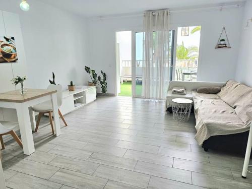 A seating area at Apartamento con piscina a 500m de la playa