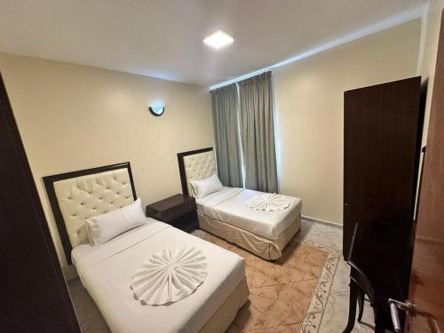 Un pat sau paturi într-o cameră la Safari Hotel Apartments