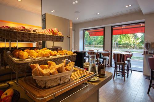 uma padaria com pão e pastelaria num balcão em Hotel de la Gare Troyes Centre em Troyes