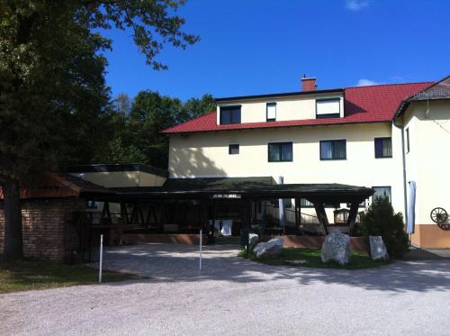 Casa blanca grande con garaje grande en Gasthof zur Grenze, en Pöttsching