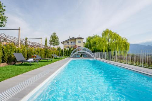 The swimming pool at or close to Quellenhof