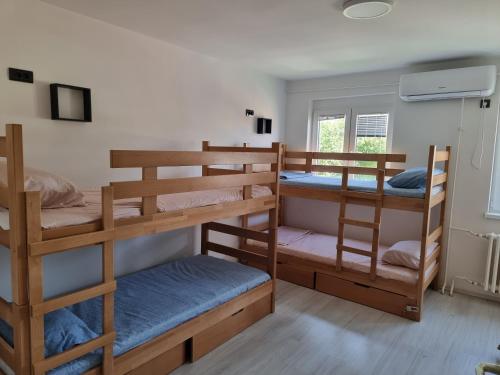 um quarto com 3 beliches e uma janela em Bgd Downtown Hostel em Belgrado