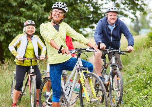 een groep van drie personen die fietsen op een pad bij Greenhouse Living Apartment Fagus mit Terrasse und Feuerstelle - 7 Minuten nach Winterberg - 4 Minuten zur Ruhrquelle in Medebach