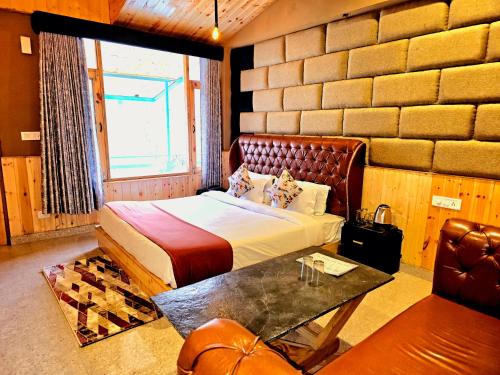 Hotel Old Manali with Balcony and Mountain Views, Near Manali Mall Road