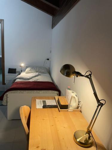 - un bureau avec une lampe et un lit dans une chambre dans l'établissement B&B Stari Mlin - Vecchio Mulino, à San Giorgio