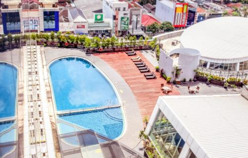 einen Blick über ein Gebäude mit Pool in der Unterkunft Swiss-Belhotel Cirebon in Cirebon