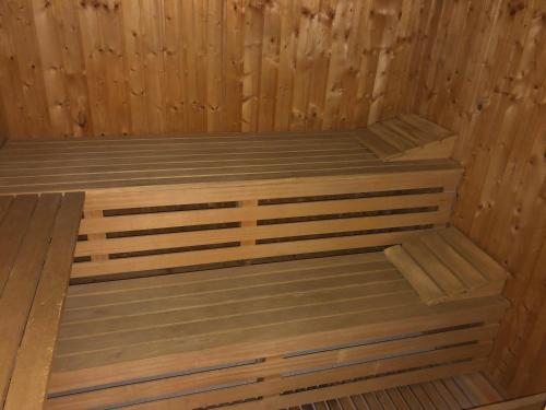 una sauna de madera con 2 camas. en Aan 't Bos met sauna, en Oudenaarde