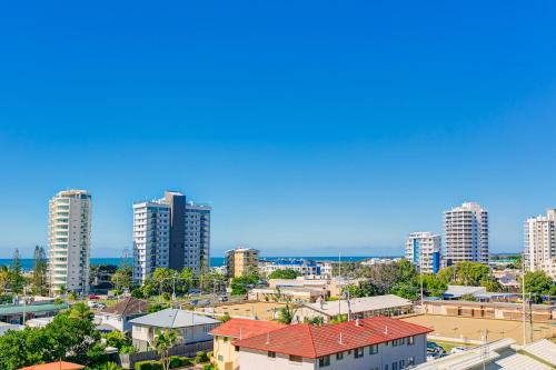 un paysage urbain d'une ville avec de grands bâtiments dans l'établissement Argyle on the Park, à Maroochydore