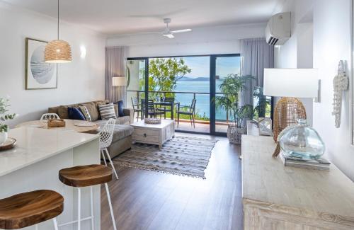 Svetainės erdvė apgyvendinimo įstaigoje Haven on Hamilton Island -private apartment with views & buggy Fully Renovated in 2023